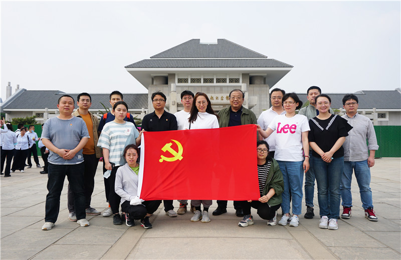 2021年5月20日下午，天怡设计开展“迎接建党百年华诞”主题活动，组织企业党员参观周恩来邓颖超纪念馆。
