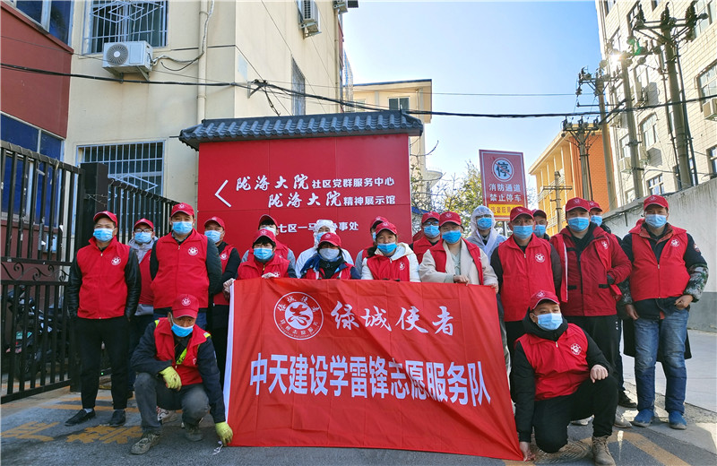 2021年12月1日，中天九建项目部的志愿者走进“感动中国”陇海大院社区，聆听邻里大爱的故事，开展“绿城使者—小红象·健康行”全城消杀志愿服务活动。