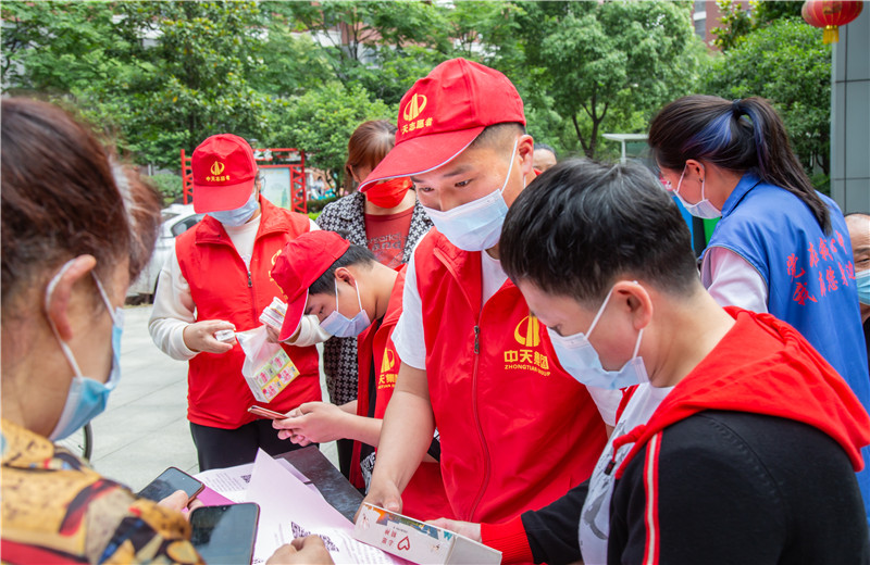 2022年4月，为支持武汉“三天两检”抗疫工作，中天六建万科黄金口项目部为所在辖区捐赠了20顶帐篷。同时组织起中天志愿者队伍，在采样现场为社区居民提供服务