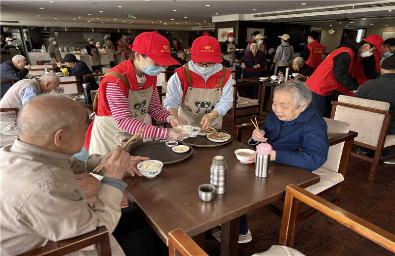 2023年4月12日，控股集团志愿者走进杭州市上城区雨花敬老院开展公益志愿服务。