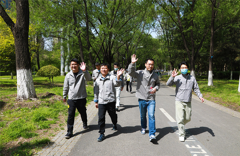 2023年5月6日，东北公司于沈阳奥林匹克生态公园开展“沐春健步走，转型再出发” 徒步行活动。